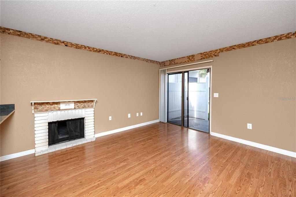 合同活跃: $125,000 (3 贝兹, 2 浴室, 1405 平方英尺)