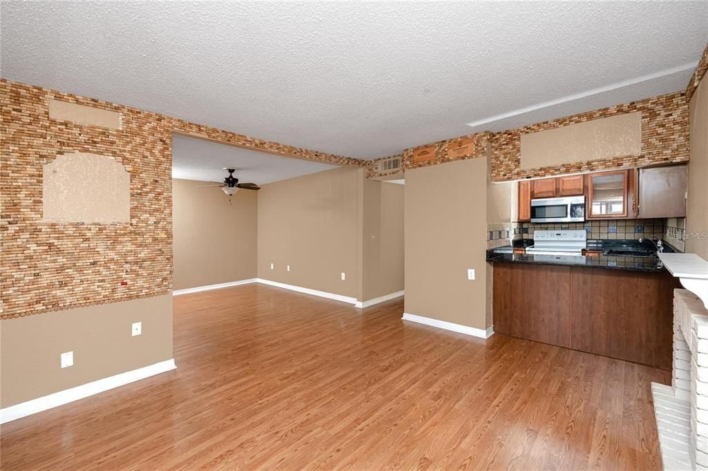 合同活跃: $125,000 (3 贝兹, 2 浴室, 1405 平方英尺)