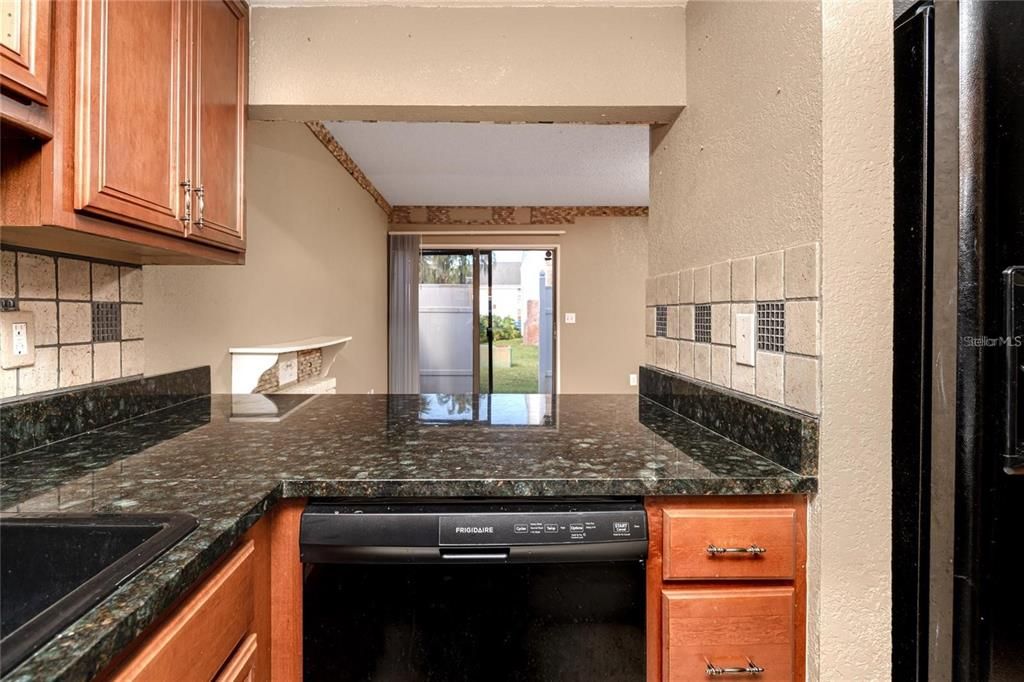 合同活跃: $125,000 (3 贝兹, 2 浴室, 1405 平方英尺)