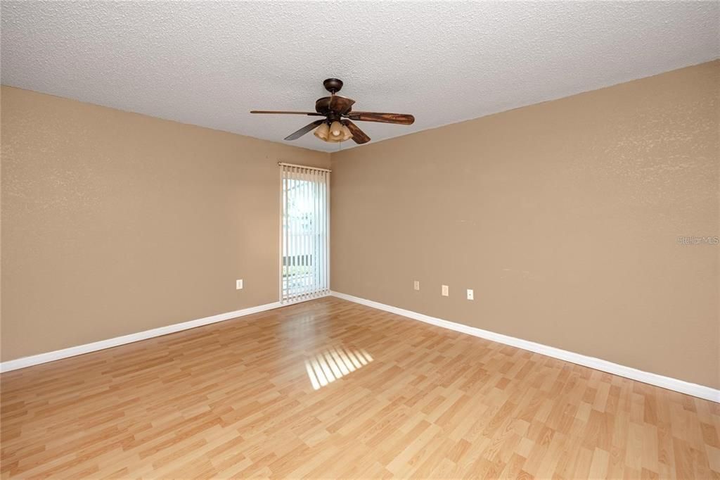 合同活跃: $125,000 (3 贝兹, 2 浴室, 1405 平方英尺)