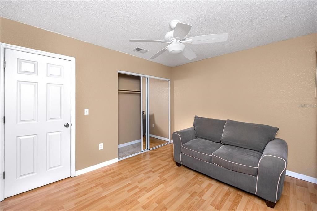 合同活跃: $125,000 (3 贝兹, 2 浴室, 1405 平方英尺)