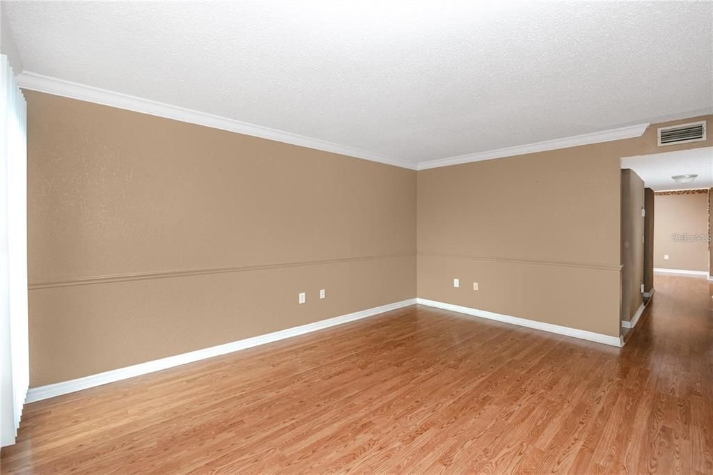 合同活跃: $125,000 (3 贝兹, 2 浴室, 1405 平方英尺)