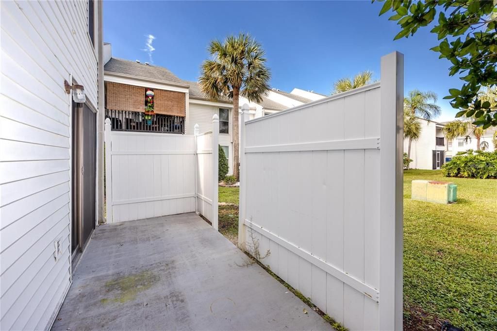 合同活跃: $125,000 (3 贝兹, 2 浴室, 1405 平方英尺)