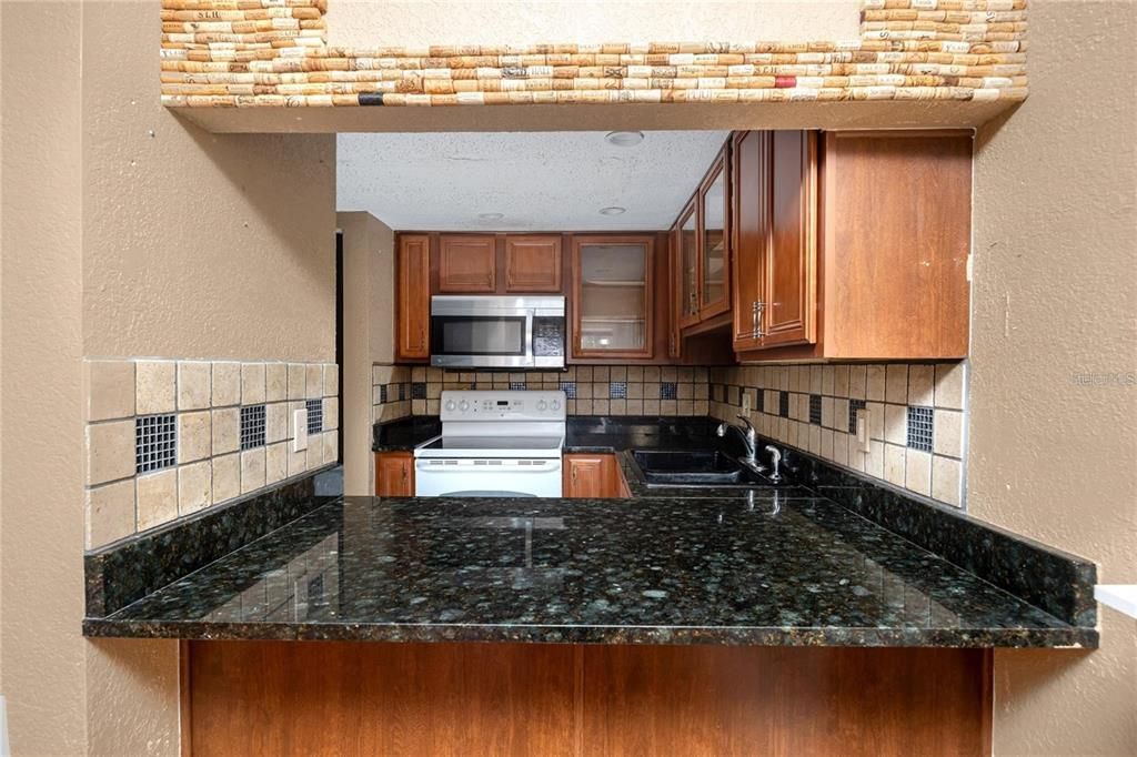 合同活跃: $125,000 (3 贝兹, 2 浴室, 1405 平方英尺)