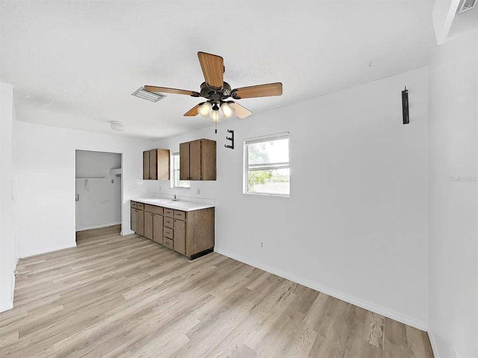 For Sale: $995,850 (2 beds, 1 baths, 912 Square Feet)