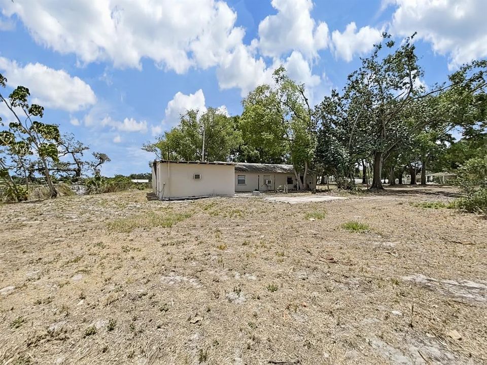 For Sale: $995,850 (2 beds, 1 baths, 912 Square Feet)