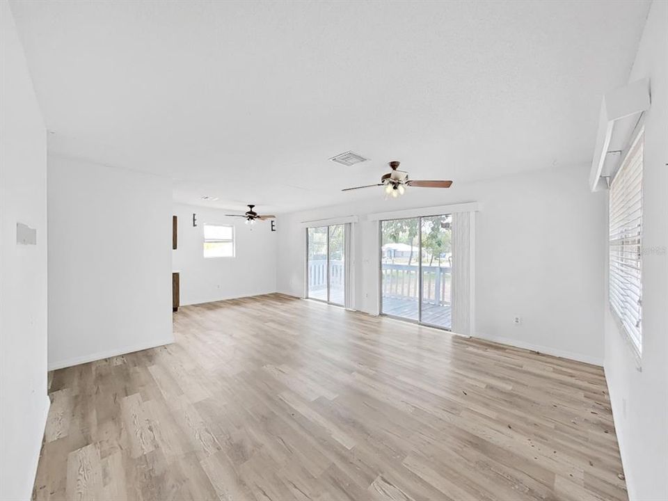 For Sale: $995,850 (2 beds, 1 baths, 912 Square Feet)