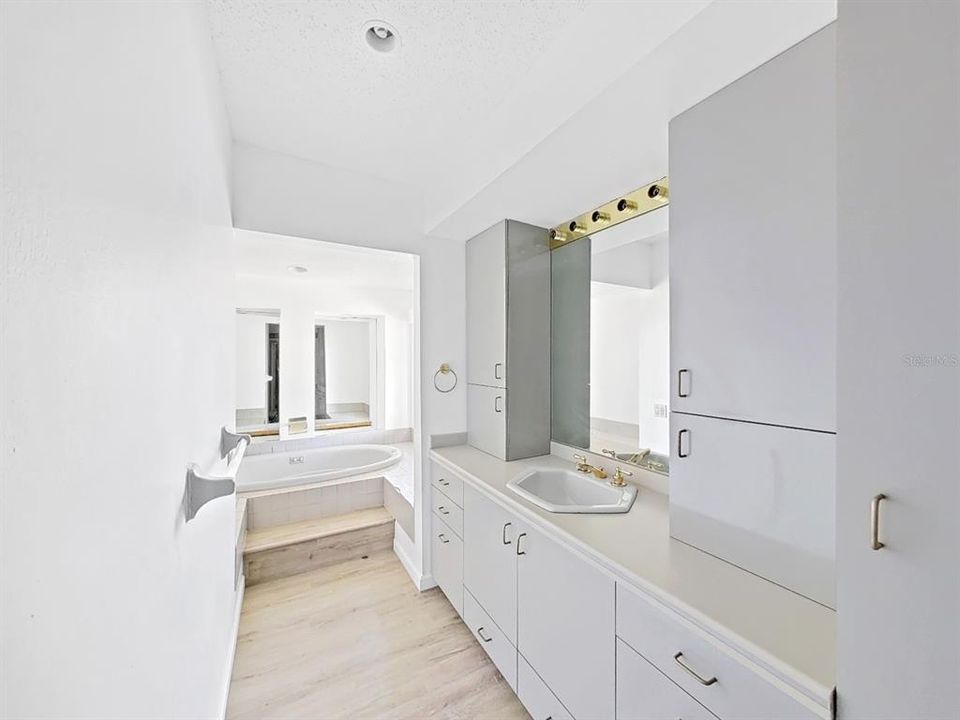 For Sale: $995,850 (2 beds, 1 baths, 912 Square Feet)