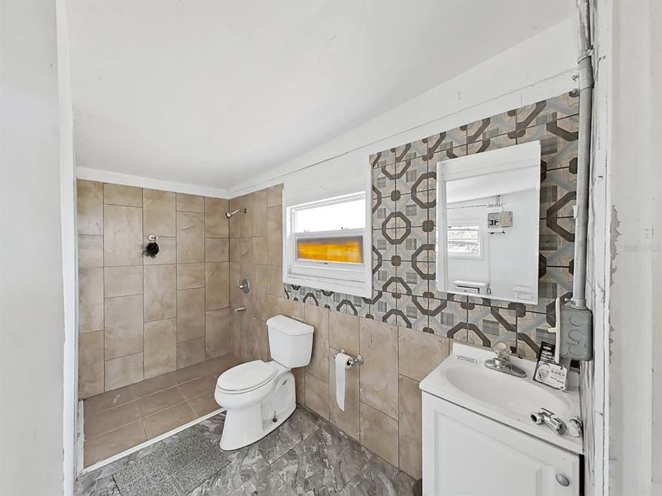 For Sale: $995,850 (2 beds, 1 baths, 912 Square Feet)