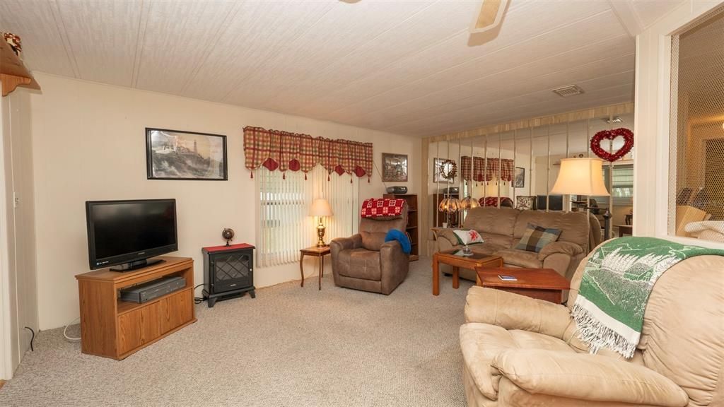 Active With Contract: $140,000 (2 beds, 2 baths, 1120 Square Feet)