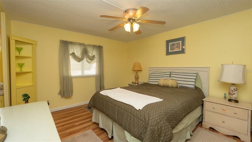 Active With Contract: $140,000 (2 beds, 2 baths, 1120 Square Feet)