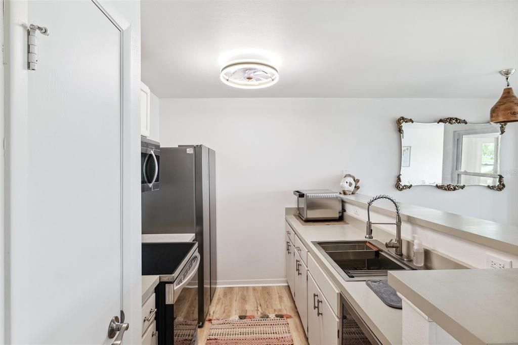 待售: $205,000 (1 贝兹, 1 浴室, 693 平方英尺)