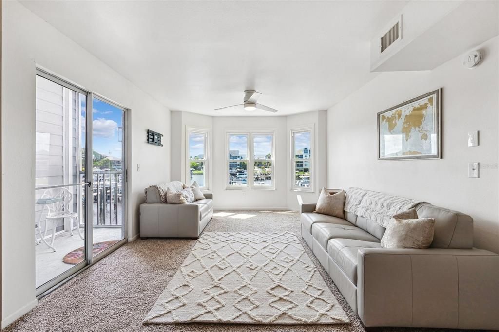 待售: $205,000 (1 贝兹, 1 浴室, 693 平方英尺)