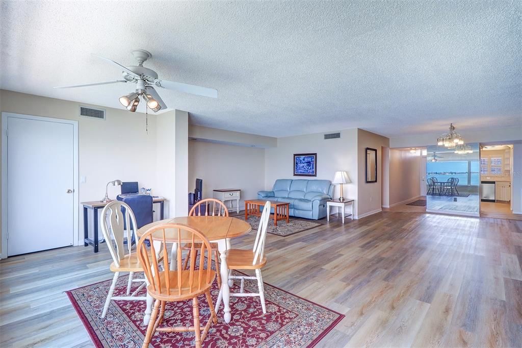 На продажу: $289,000 (2 спален, 2 ванн, 1450 Квадратных фут)