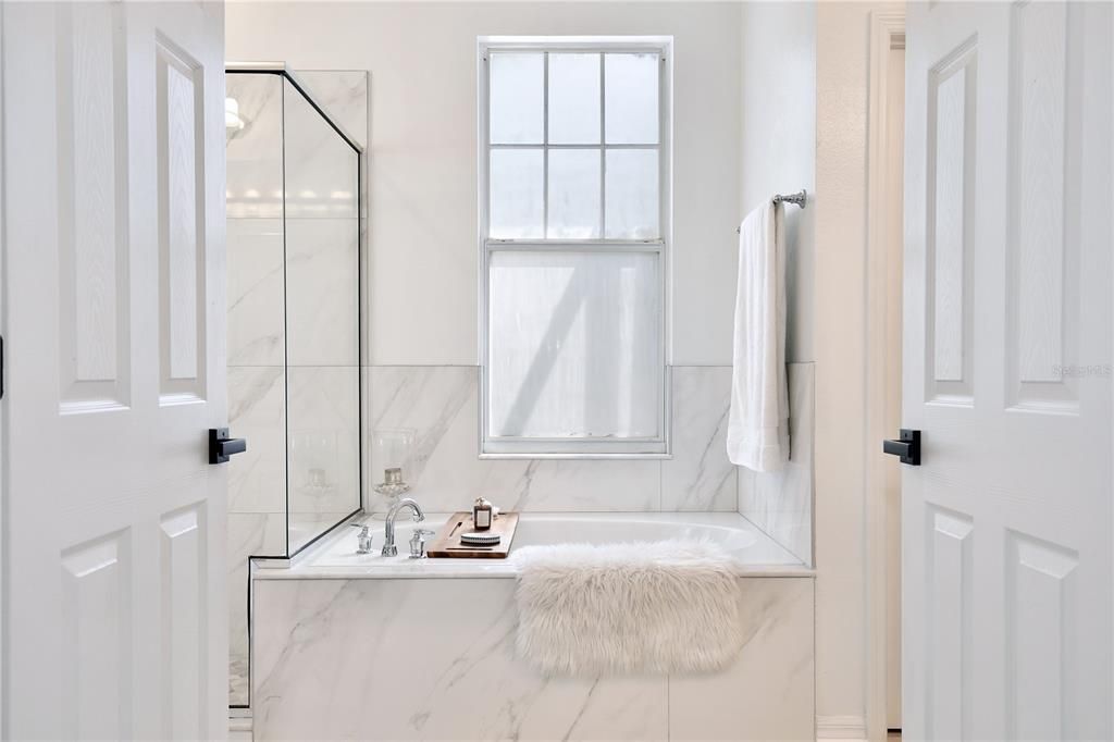 合同活跃: $1,225,000 (5 贝兹, 3 浴室, 2935 平方英尺)