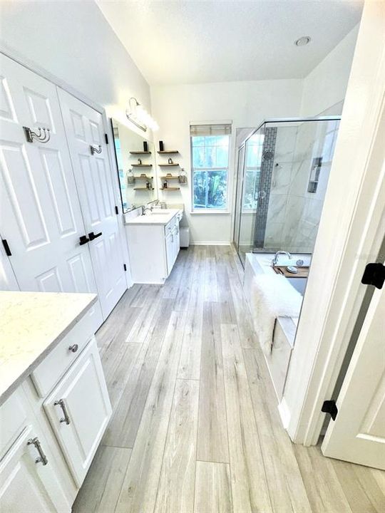 合同活跃: $1,225,000 (5 贝兹, 3 浴室, 2935 平方英尺)