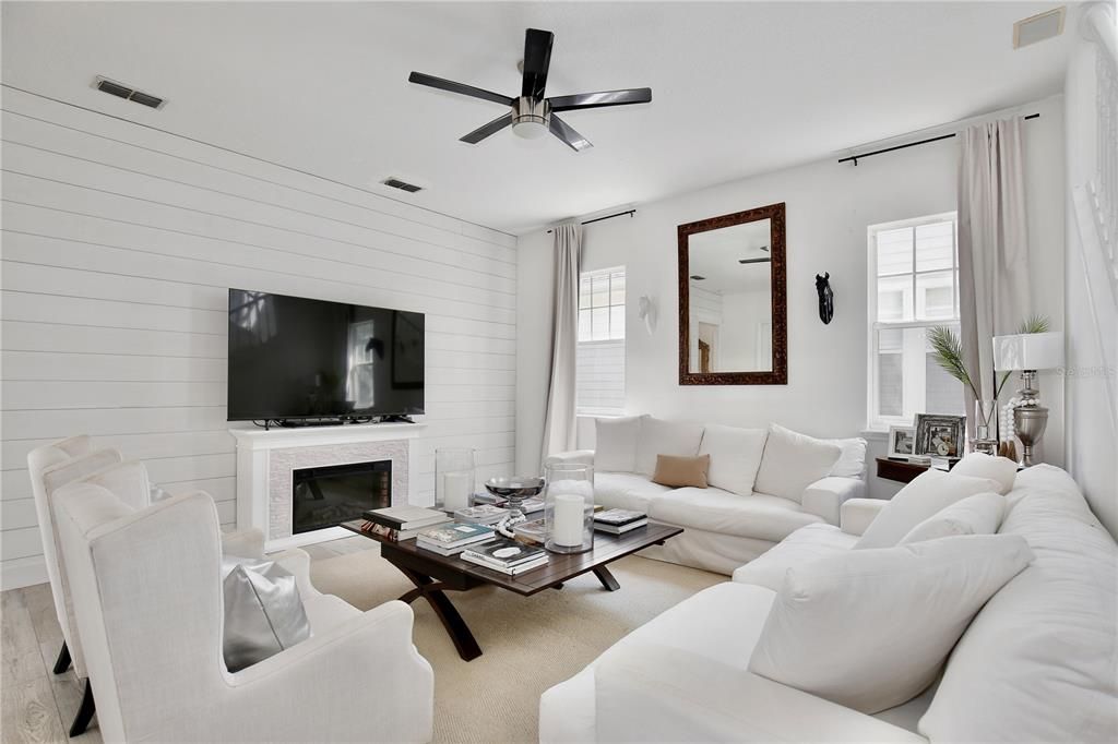 合同活跃: $1,225,000 (5 贝兹, 3 浴室, 2935 平方英尺)