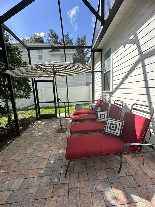 合同活跃: $1,225,000 (5 贝兹, 3 浴室, 2935 平方英尺)