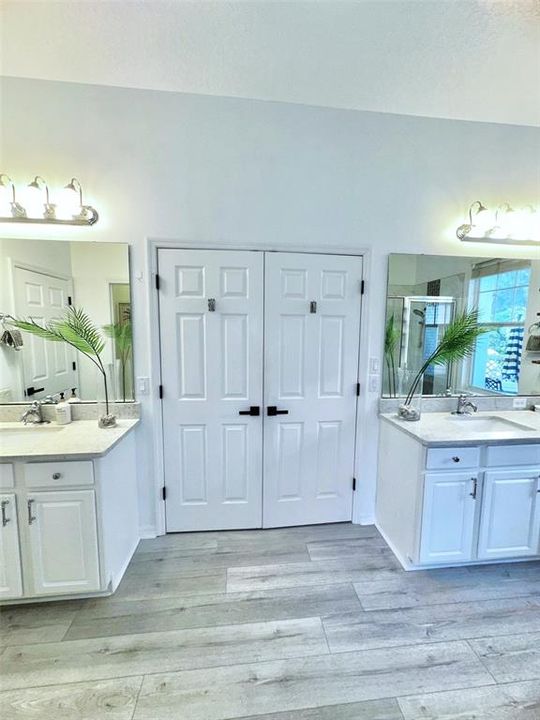 合同活跃: $1,225,000 (5 贝兹, 3 浴室, 2935 平方英尺)