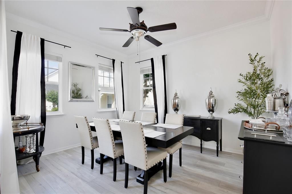 合同活跃: $1,225,000 (5 贝兹, 3 浴室, 2935 平方英尺)