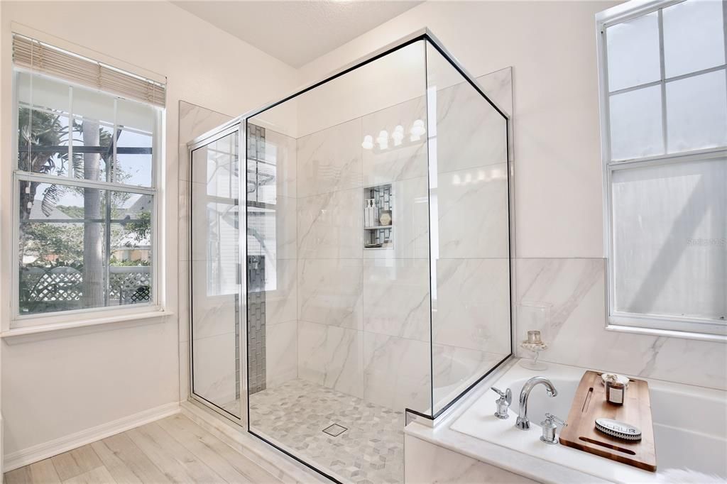 合同活跃: $1,225,000 (5 贝兹, 3 浴室, 2935 平方英尺)