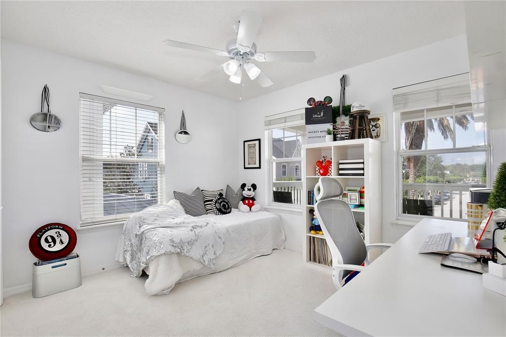 合同活跃: $1,225,000 (5 贝兹, 3 浴室, 2935 平方英尺)