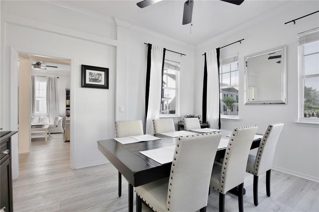 合同活跃: $1,225,000 (5 贝兹, 3 浴室, 2935 平方英尺)