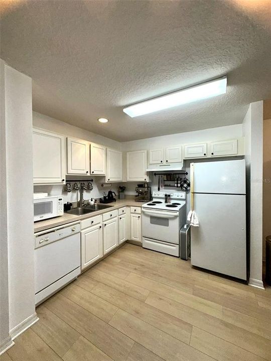 合同活跃: $1,225,000 (5 贝兹, 3 浴室, 2935 平方英尺)