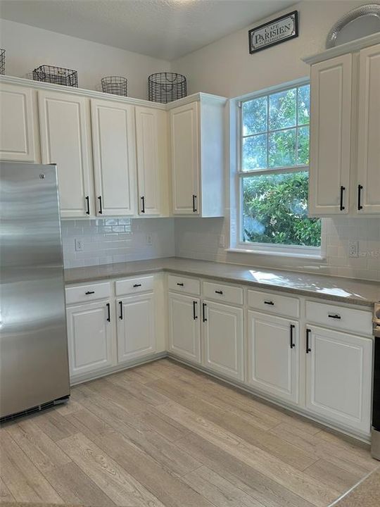 合同活跃: $1,225,000 (5 贝兹, 3 浴室, 2935 平方英尺)