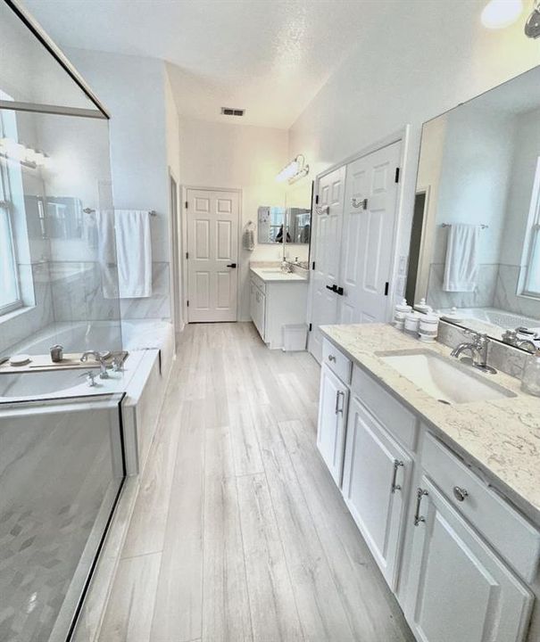 合同活跃: $1,225,000 (5 贝兹, 3 浴室, 2935 平方英尺)