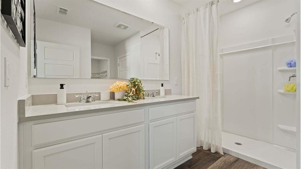 合同活跃: $337,490 (4 贝兹, 2 浴室, 1828 平方英尺)