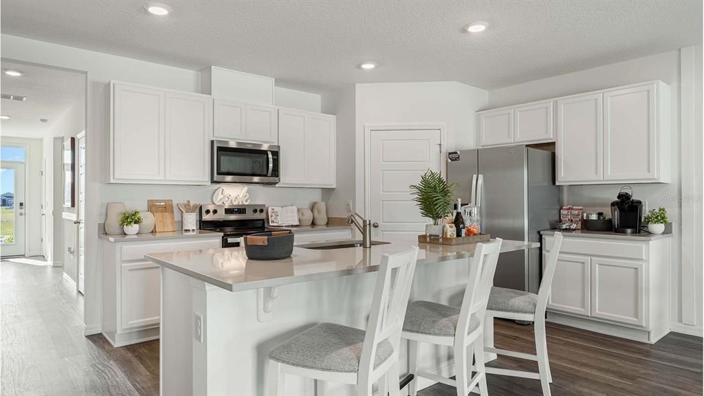 合同活跃: $337,490 (4 贝兹, 2 浴室, 1828 平方英尺)