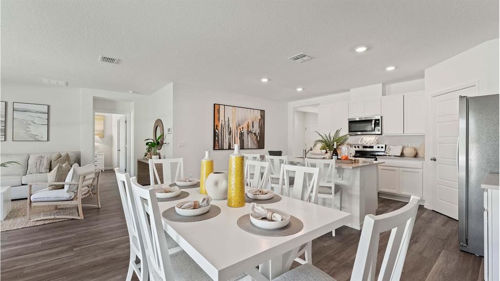 合同活跃: $337,490 (4 贝兹, 2 浴室, 1828 平方英尺)