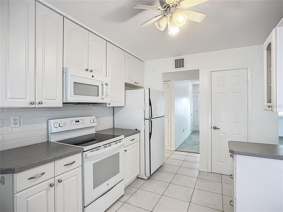 Active With Contract: $229,900 (3 beds, 2 baths, 1662 Square Feet)