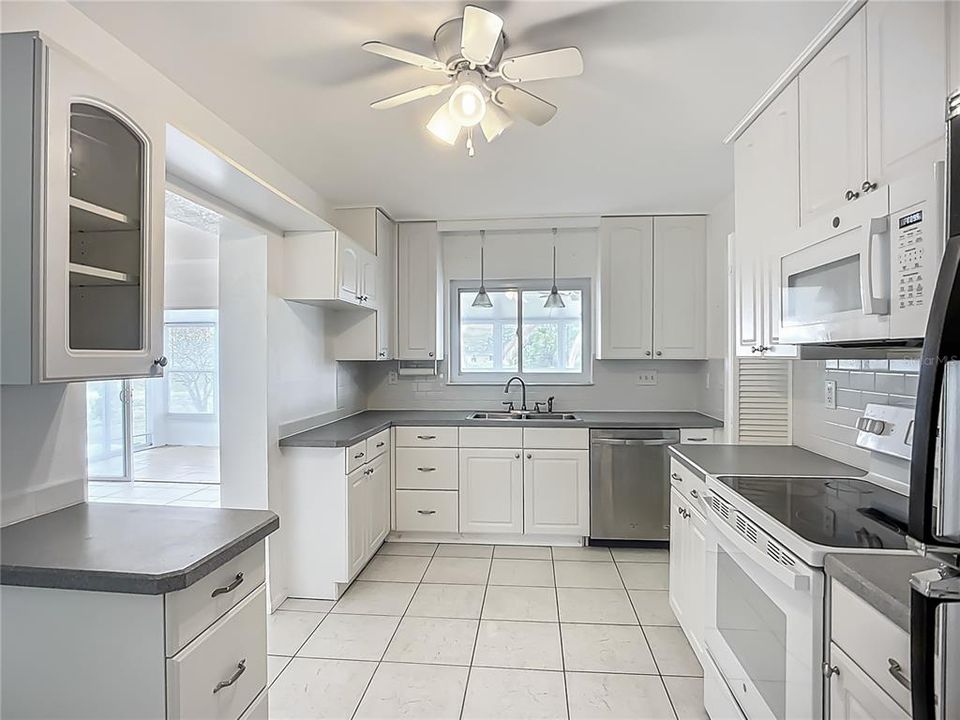 Active With Contract: $229,900 (3 beds, 2 baths, 1662 Square Feet)