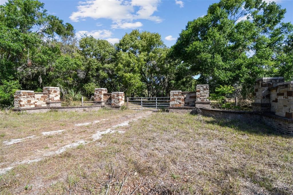 待售: $4,500,000 (22.30 acres)