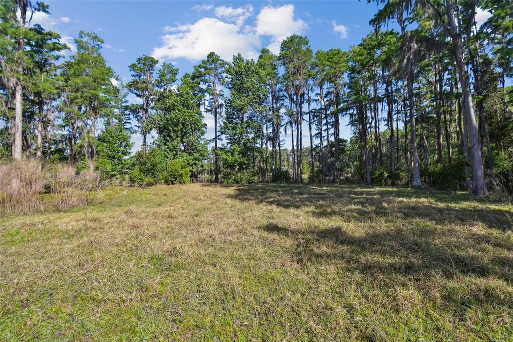 待售: $4,500,000 (22.30 acres)