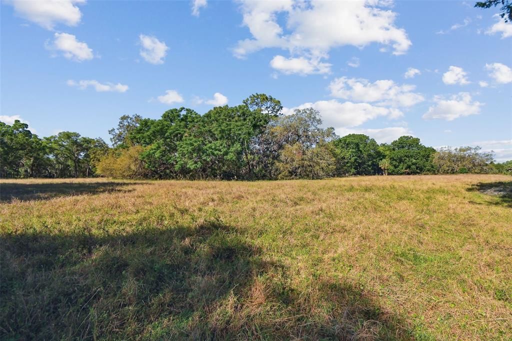 待售: $4,500,000 (22.30 acres)