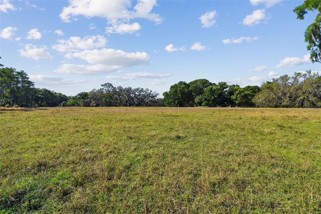 待售: $4,500,000 (22.30 acres)