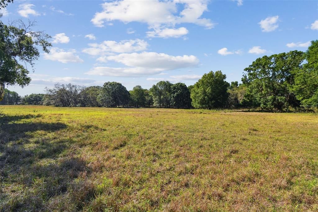 待售: $4,500,000 (22.30 acres)