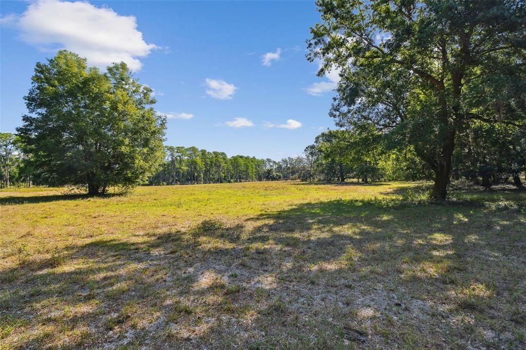 待售: $4,500,000 (22.30 acres)