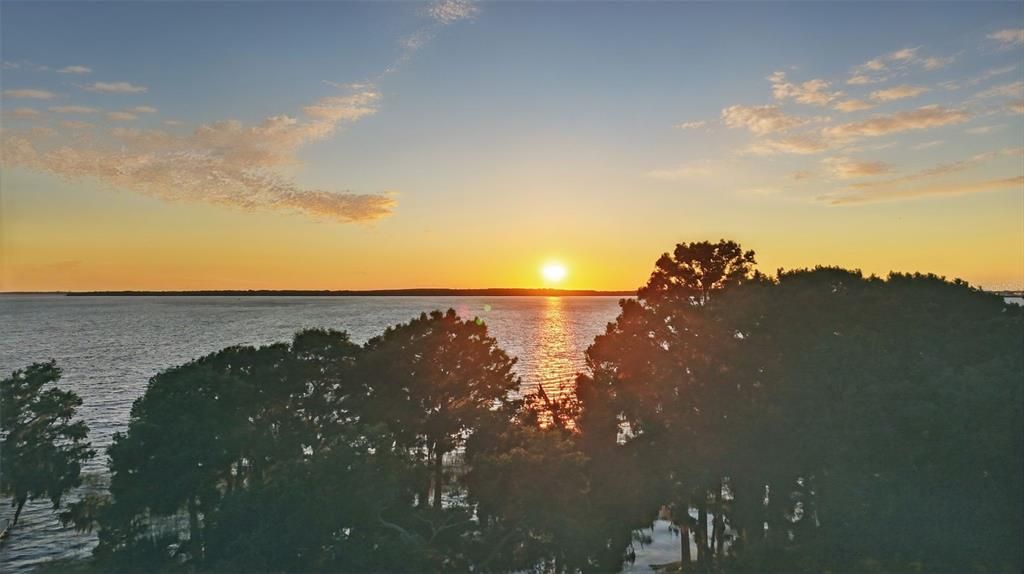 For Sale: $800,000 (0.91 acres)