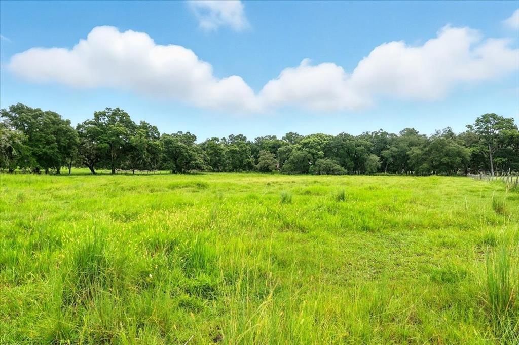 На продажу: $325,000 (4.96 acres)