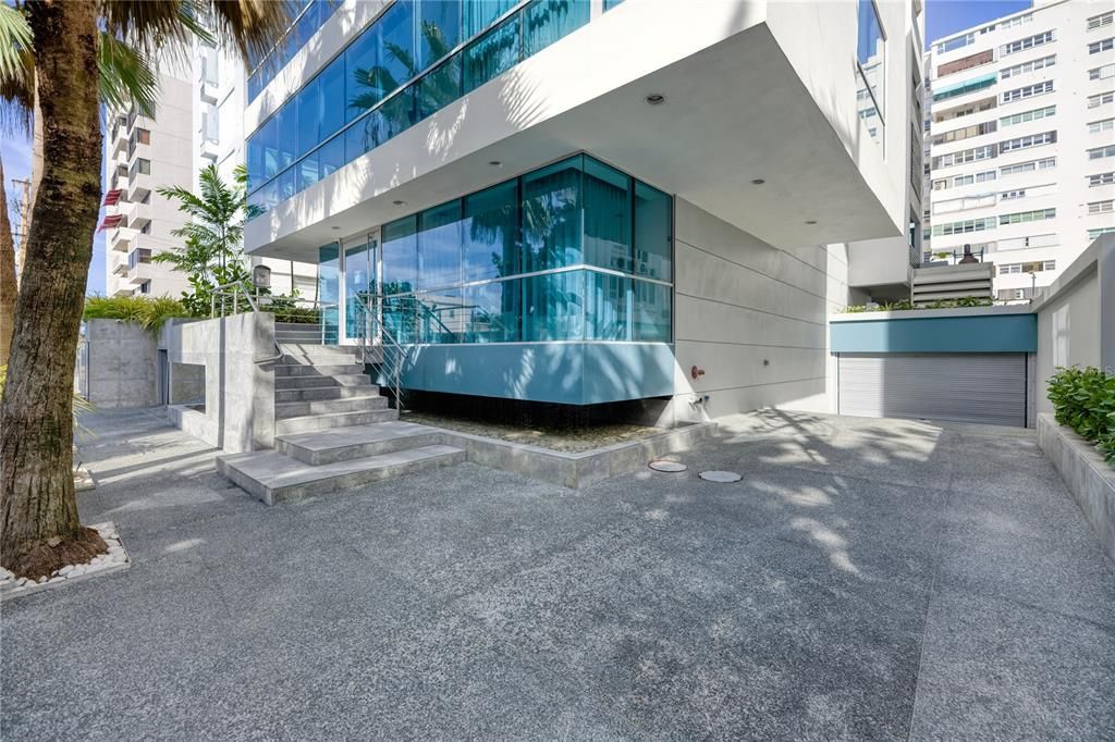 Active With Contract: $2,650,000 (4 beds, 2 baths, 4564.64 Square Feet)