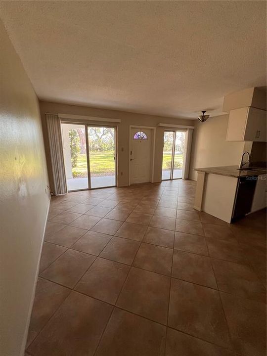 待售: $130,000 (1 贝兹, 1 浴室, 561 平方英尺)