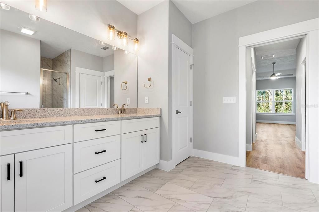 待售: $440,000 (4 贝兹, 2 浴室, 2105 平方英尺)