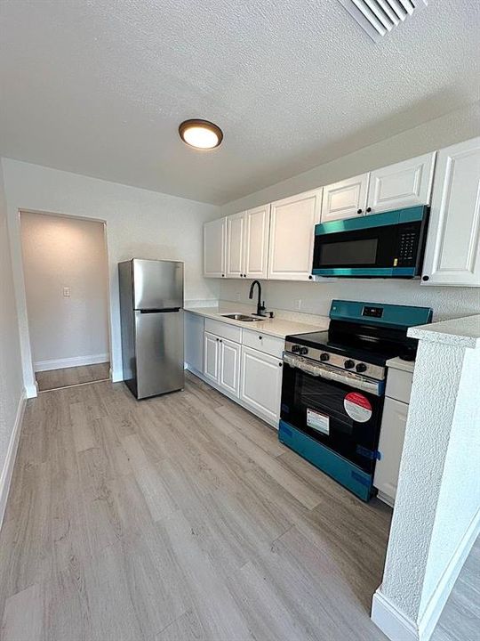 Activo con contrato: $199,400 (4 camas, 2 baños, 922 Pies cuadrados)