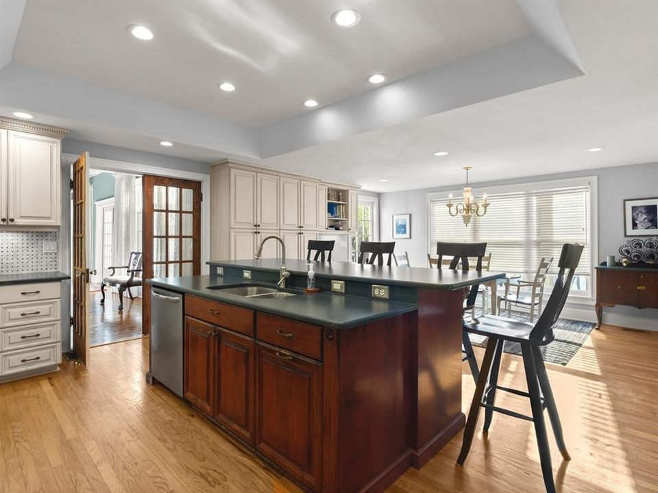 На продажу: $2,225,000 (6 спален, 5 ванн, 6283 Квадратных фут)