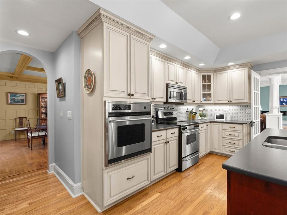 На продажу: $2,225,000 (6 спален, 5 ванн, 6283 Квадратных фут)