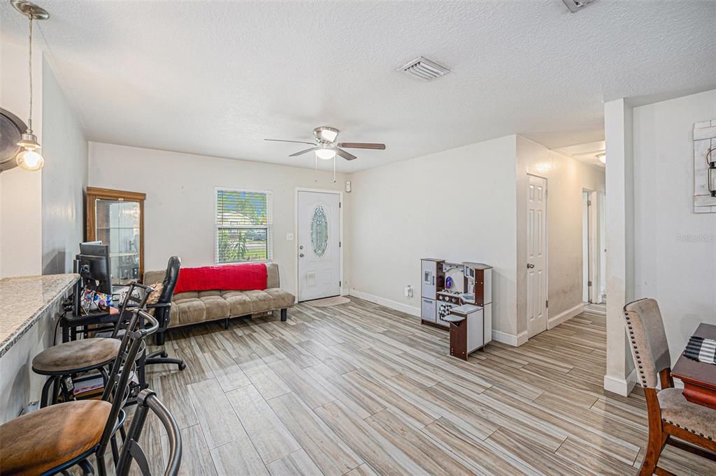 Activo con contrato: $450,000 (4 camas, 3 baños, 1819 Pies cuadrados)